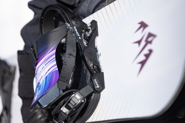 Jones Equinox Eclipse BlackSnowboardspecialist van Sideways aan het woord